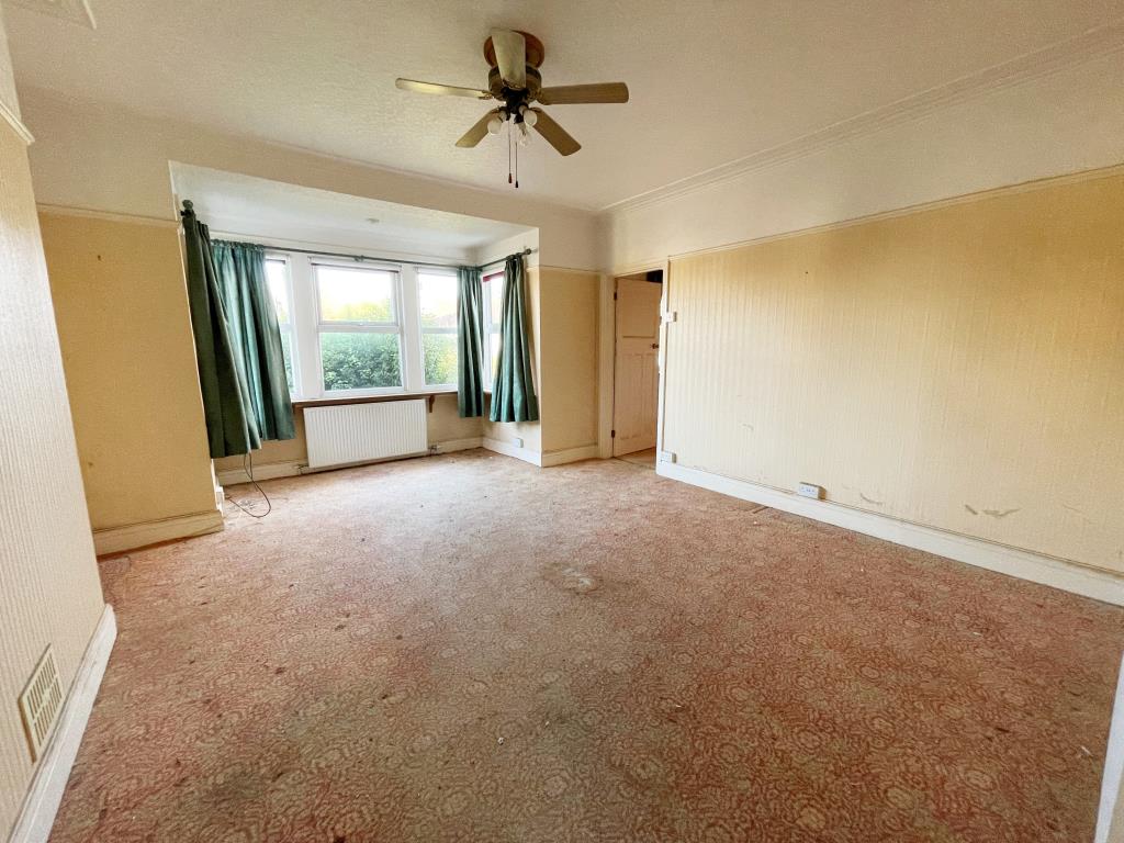 Lot: 62 - SUBSTANTIAL AND ATTRACTIVE DETACHED HOUSE FOR REFURBISHMENT - Bedroom with access to dressing room